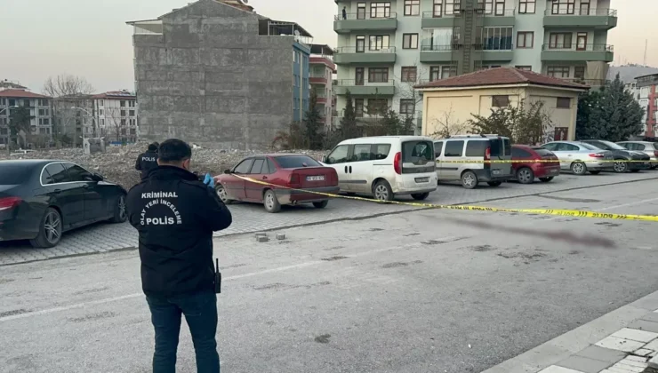 Parkta Dehşet! Tartışma Kanlı Bitti: İki Genç Ağır Yaralı, Saldırganlar Kaçtı