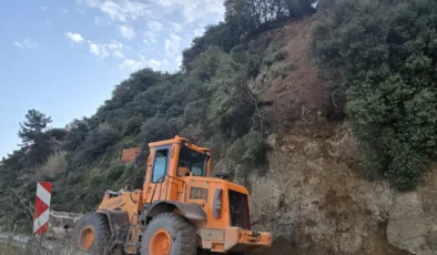 Heyelan Mudanya-Altıntaş Sahil Yolunu Kapattı: 5 Saatlik Çalışmayla Trafiğe Yeniden Açıldı