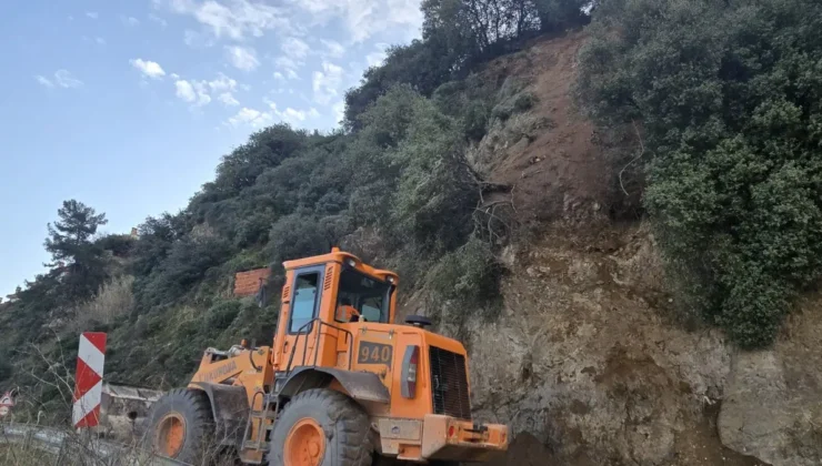 Heyelan Mudanya-Altıntaş Sahil Yolunu Kapattı: 5 Saatlik Çalışmayla Trafiğe Yeniden Açıldı