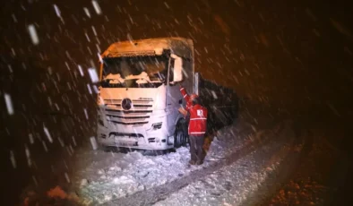 Buğlan Geçidi’nde Kar Esareti: Mahsur Kalan 80 Kişi Dev Operasyonla Kurtarıldı!