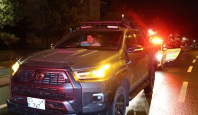 Direksiyon Başında Derin Uyku: Trafik Polisine Zor Anlar Yaşatan Sürücü