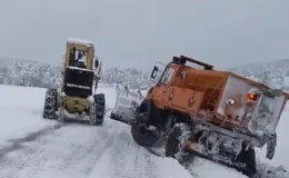 Niksar’da Beyaz Esaret: Kar Kütlelerine Saplanan Aracı Ekipler Kurtardı!