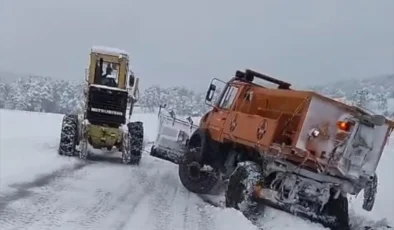 Niksar’da Beyaz Esaret: Kar Kütlelerine Saplanan Aracı Ekipler Kurtardı!