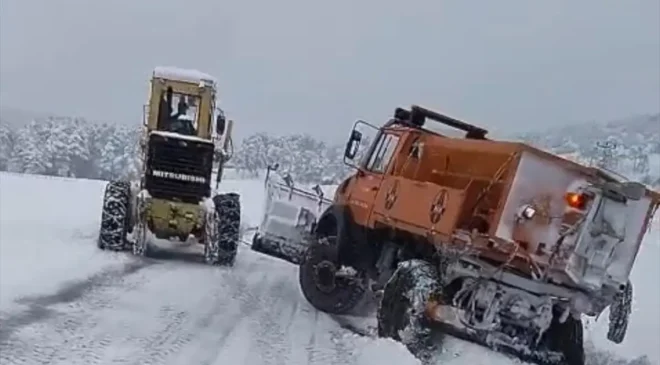 Niksar’da Beyaz Esaret: Kar Kütlelerine Saplanan Aracı Ekipler Kurtardı!
