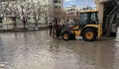 Nusaybin’de sağanak alarmı öğrenciler kepçeyle kurtarıldı