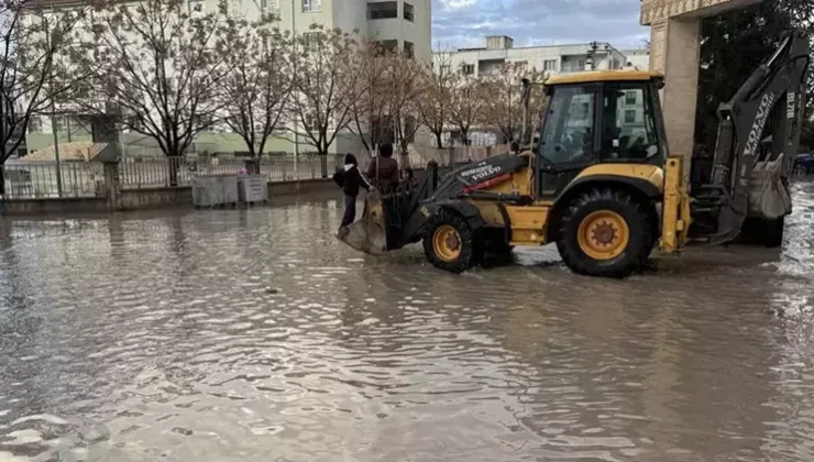 Nusaybin’de sağanak alarmı öğrenciler kepçeyle kurtarıldı