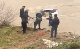 Yağmur Kazayı Getirdi, Otomobil Dereye Savruldu