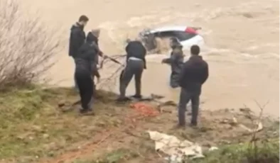 Yağmur Kazayı Getirdi, Otomobil Dereye Savruldu