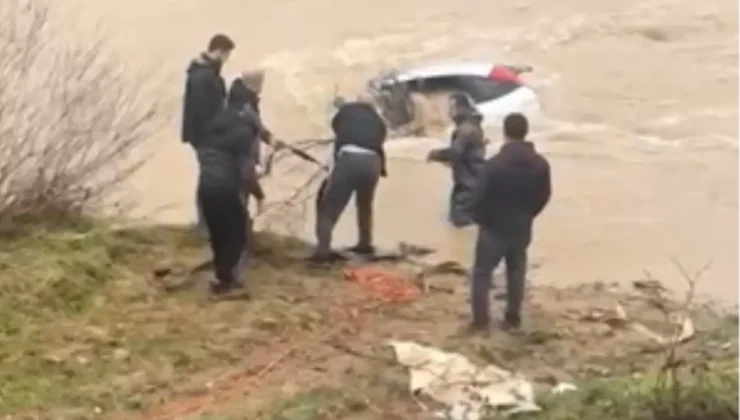 Yağmur Kazayı Getirdi, Otomobil Dereye Savruldu