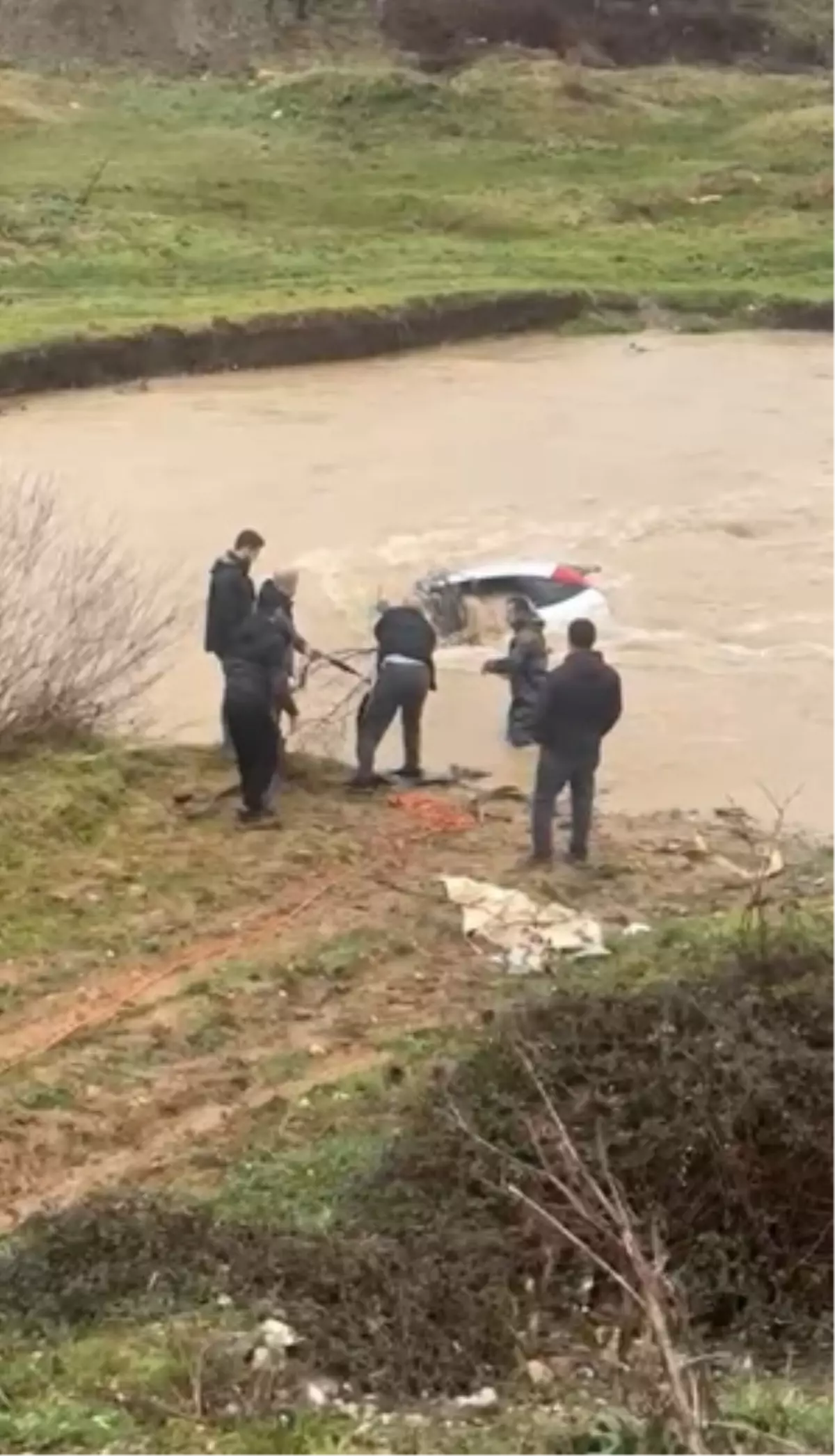 Otomobil dereye uçtu sürücü sağ kurtuldu