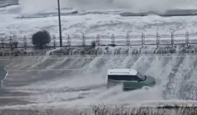Rize’de Fırtına Karadeniz’i Taşırdı! Sahil Yolu Sular Altında Kalırken Vatandaşın Sözleri Gündem Oldu