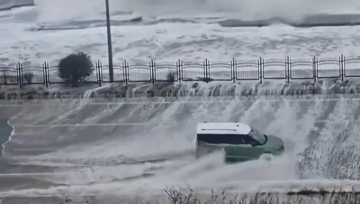 Rize’de Fırtına Karadeniz’i Taşırdı! Sahil Yolu Sular Altında Kalırken Vatandaşın Sözleri Gündem Oldu