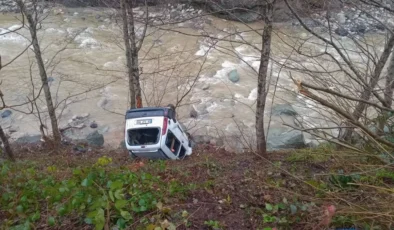 Rize’de Kontrolden Çıkan Araç Dereye Düşmeden Ters Döndü: 1 Ölü, 1 Yaralı