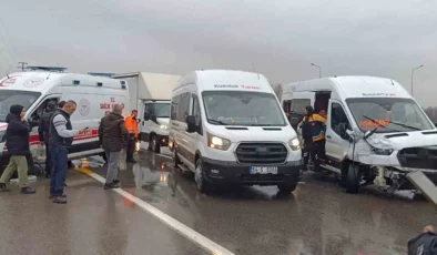 Sakarya’da Ambulans ile İşçi Servisi Çarpıştı