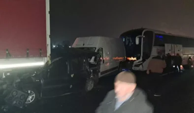 Anadolu Otoyolu’nda 17 Araç Birbirine Girdi: Sakarya’da Zincirleme Kazada Ankara Yönü Kapandı
