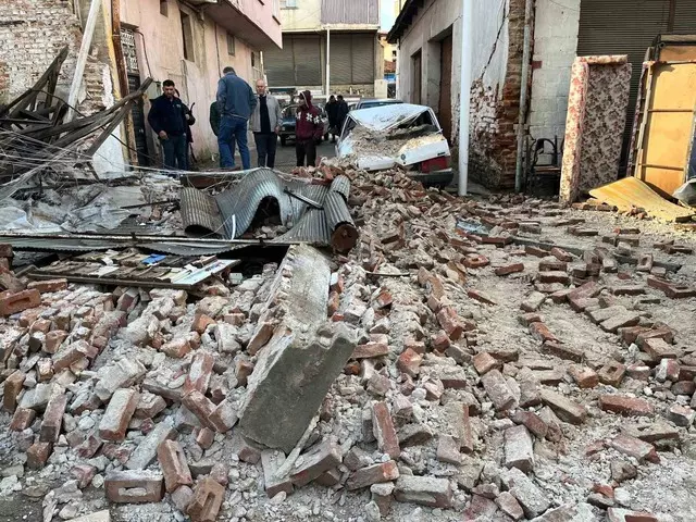 Sarıgöl metruk bina yıkıldı