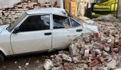 Sağanak Yağış Sarıgöl’de Metruk Binayı Çökertti, Park Halindeki Araç Hasar Gördü