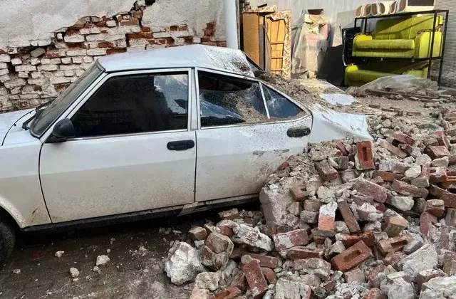 Sağanak Yağış Sarıgöl’de Metruk Binayı Çökertti, Park Halindeki Araç Hasar Gördü