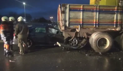 Silivri’de Akılalmaz Kaza: Tekeri Kopan Otomobil Kamyona Ok Gibi Saplandı