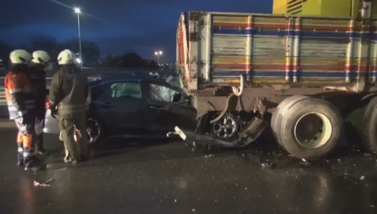 Silivri’de Akılalmaz Kaza: Tekeri Kopan Otomobil Kamyona Ok Gibi Saplandı