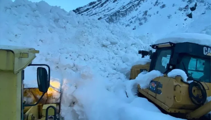 Şırnak Beytüşşebap’ta çığ düştü, grup köy yolu ulaşıma kapandı