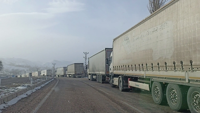 Sivas’ta Tipi Geçit Vermedi: Mazıkıran’da Kilometrelerce Tır Kuyruğu Oluştu