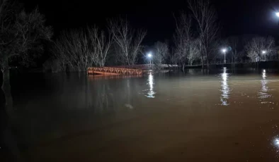 Edirne’de Alarm Seviyesi Yükseldi: Tunca Nehri Taştı, Köprüler Ulaşıma Kapatıldı