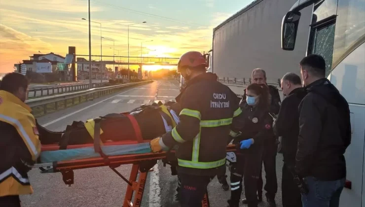 Samsun-Ordu Yolunda Korkutan Kaza! Ünye’de Otobüs ile Tır Çarpıştı.