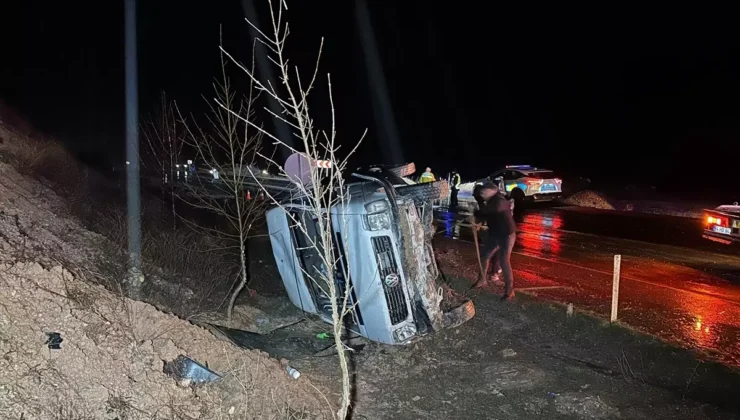 Direksiyon Hakimiyetini Kaybetti! Uşak’ta İşçi Servisi Şarampole Devrildi.