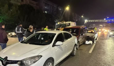 Uşak’ta zincirleme kaza 4 araç birbirine girdi 6 kişi hastanelik oldu