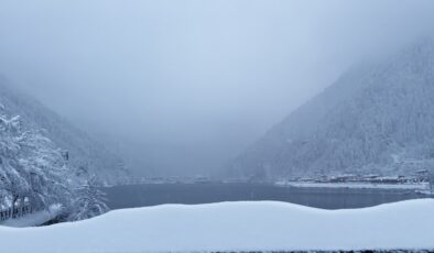 Uzungöl’de Kar Esareti Manzaraya Dönüştü: Kar Kalınlığı 1 Metreyi Geçti