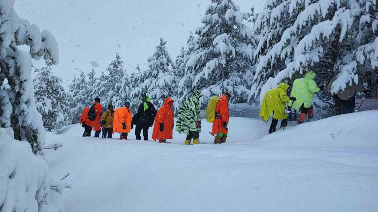 Van’da kar yağışı yollar kapandı