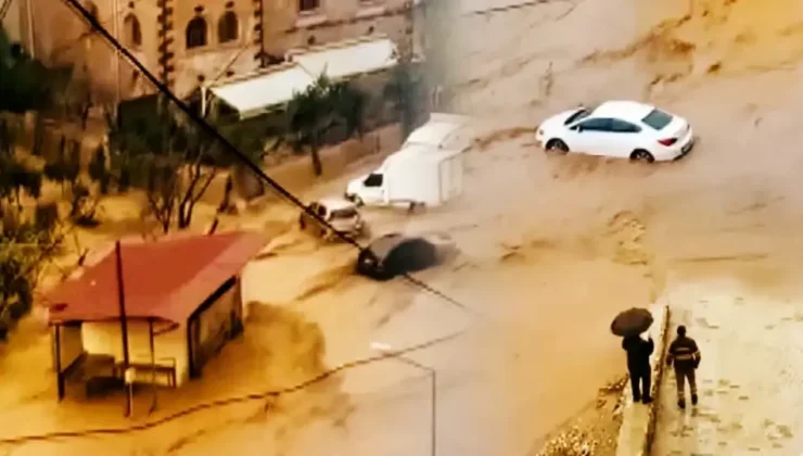 Yayladağı’nda Sel Felaketi: Araçlar Sular Altında Kaldı