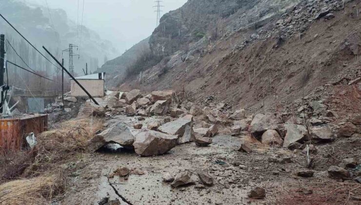 Yusufeli’nde Dev Kayalar Yola İndi: Heyelan Grup Köy Yolunu Kapattı