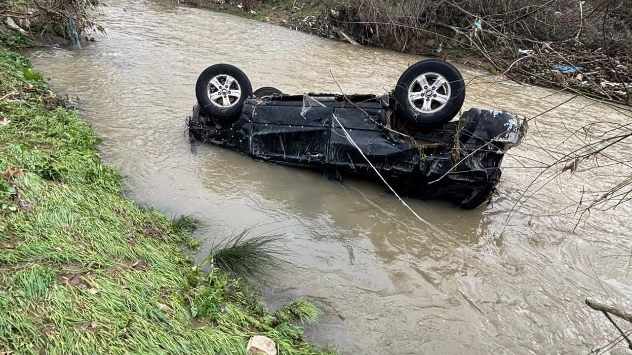 dereye kapılan otomobil
