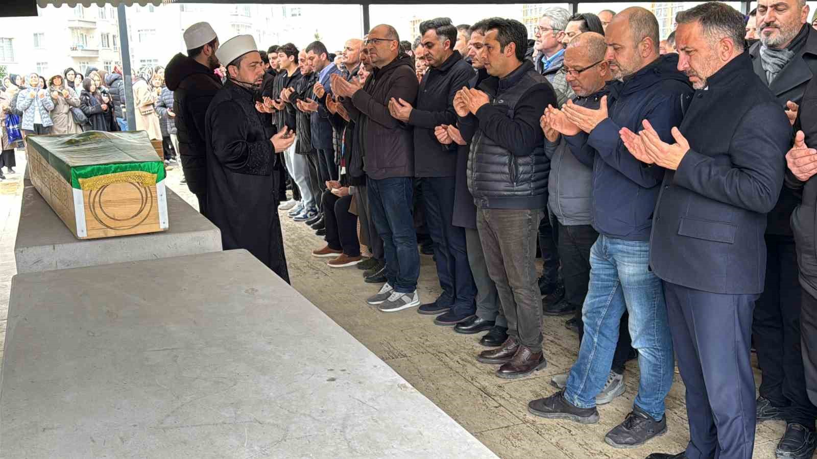halı sahada kalp krizi geçiren öğretmen