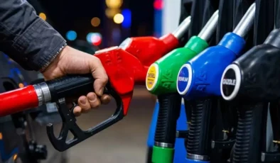 Sürücülerin Gözü Tabeladaydı: Akaryakıtta Gece Yarısı Büyük Değişim