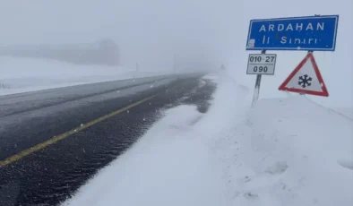 Ardahan’da Kar Esareti: Kritik Geçiş Yolunda Tır Trafiğine Engel