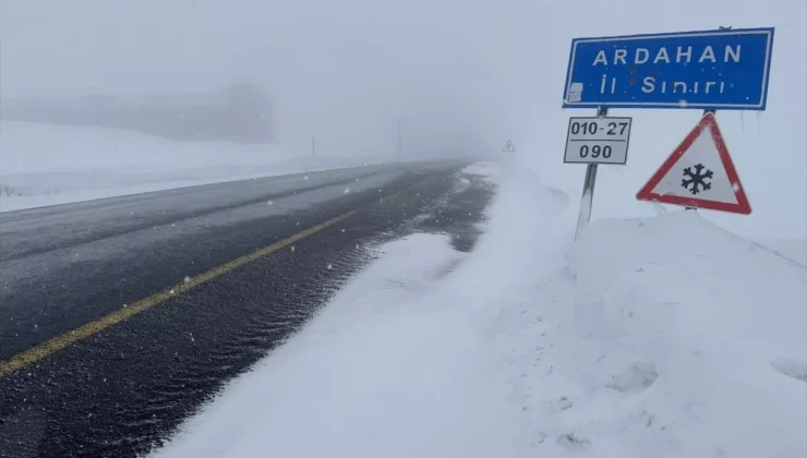 Ardahan’da Kar Esareti: Kritik Geçiş Yolunda Tır Trafiğine Engel