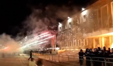 Arnavutluk’ta Kaos: Göstericiler Başbakan Edi Rama’nın Konutunu Molotoflarla Ateşe Verdi