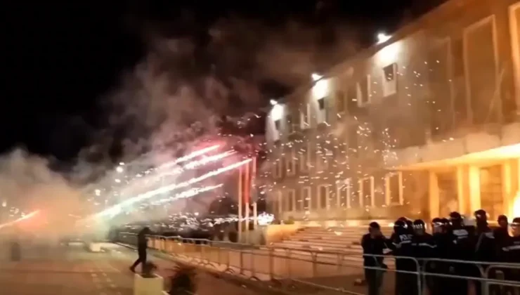 Arnavutluk’ta Kaos: Göstericiler Başbakan Edi Rama’nın Konutunu Molotoflarla Ateşe Verdi