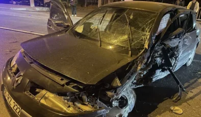 Atakum’da Kedi İçin Manevra Yapan Otomobil Köprüye Çarptı: 2 Yaralı