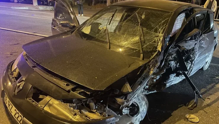 Atakum’da Kedi İçin Manevra Yapan Otomobil Köprüye Çarptı: 2 Yaralı