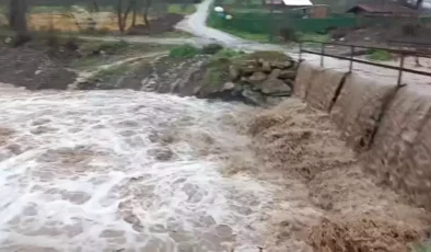 Bursa Gemlik’te sağanak alarmı: Dereler taştı, dev köprü ulaşıma kapandı!