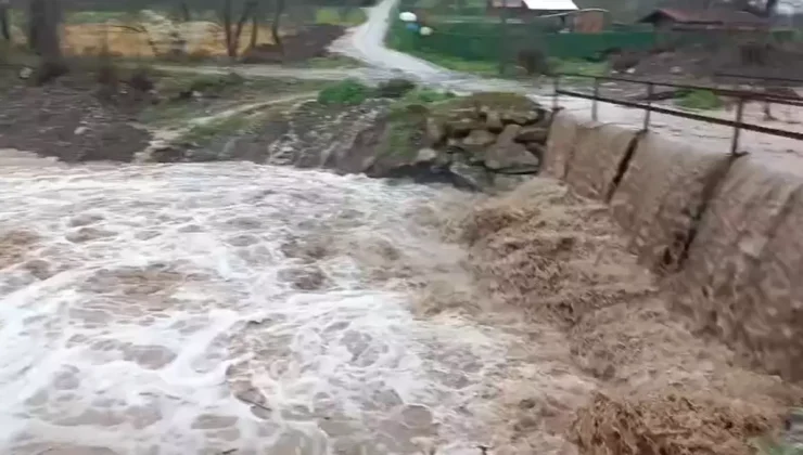Bursa Gemlik’te sağanak alarmı: Dereler taştı, dev köprü ulaşıma kapandı!