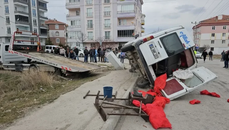 Çorum’da Tarım İşçilerini Taşıyan Minibüs ile Otomobil Çarpıştı: 5 Yaralı
