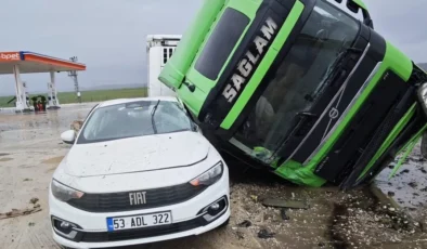 Diyarbakır’da Korku Dolu Anlar: Tırın Otomobilin Üstüne Devrildiği Kaza Kamerada