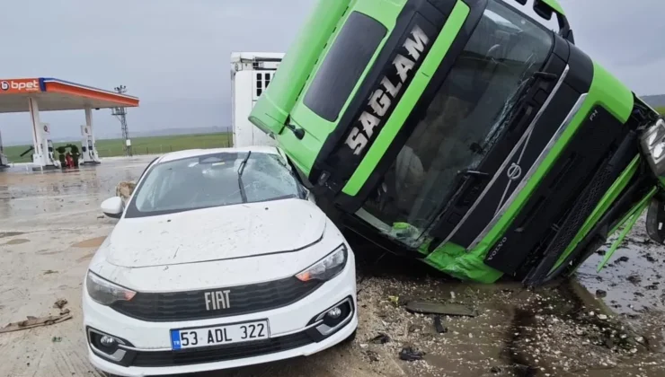 Diyarbakır’da Korku Dolu Anlar: Tırın Otomobilin Üstüne Devrildiği Kaza Kamerada