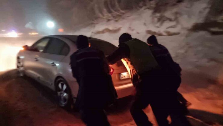 Domaniç Dağ Yolu’nda Kar ve Tipi Geçit Vermiyor Sürücüler Yolda Kaldı