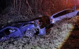 Düzce’de Korkunç Çarpışma İki Otomobil Su Kanalına Devrildi